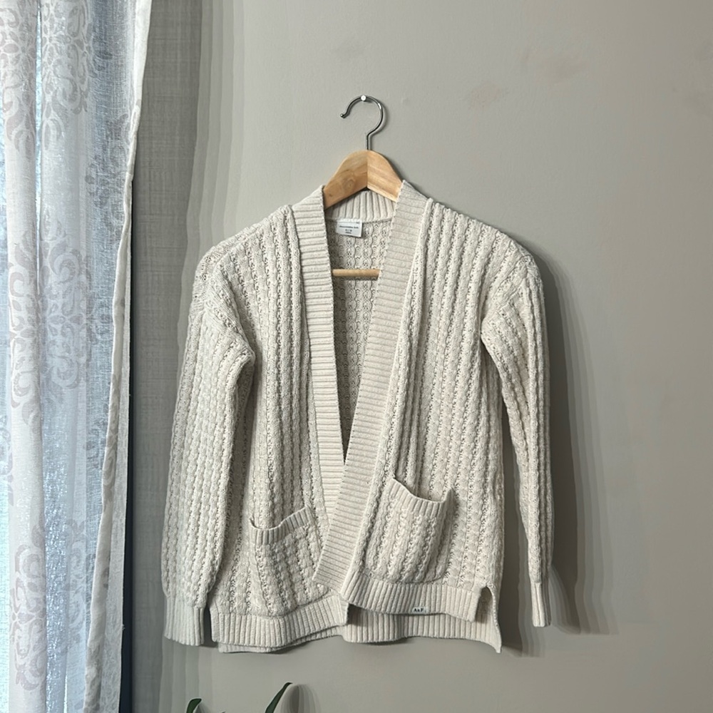 Cream colored Abercrombie sweater with pockets
